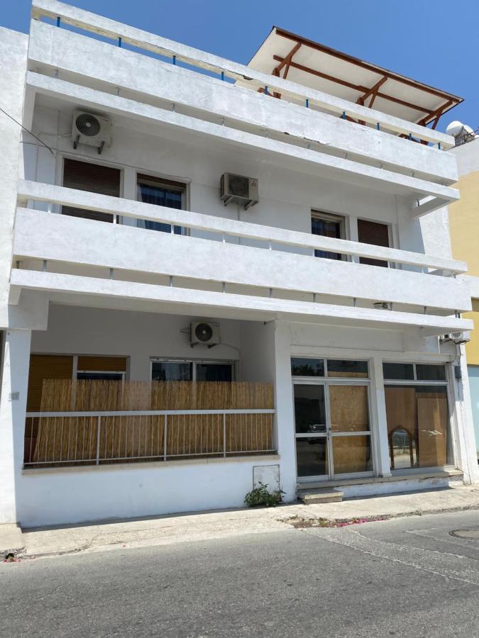 Past Or Trail Hostel Ларнака Екстериор снимка
